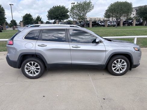 Used 2019 Jeep Cherokee Latitude w/ Popular Appearance Group FWD image 3