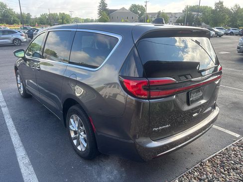 Used 2023 Chrysler Pacifica Touring-L AWD/4WD image 5