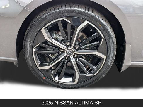 Used 2025 Nissan Altima 2.5 SR FWD image 11