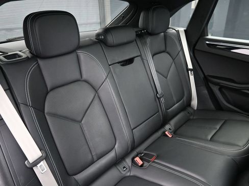 Certified 2025 Porsche Macan AWD/4WD image 29