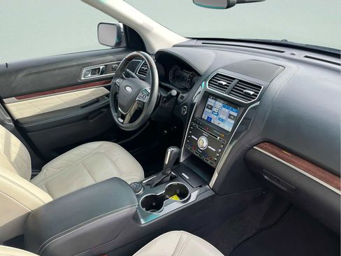 Used 2017 Ford Explorer Platinum image 17