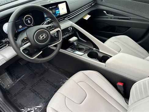 Used 2025 Hyundai Elantra Limited image 10