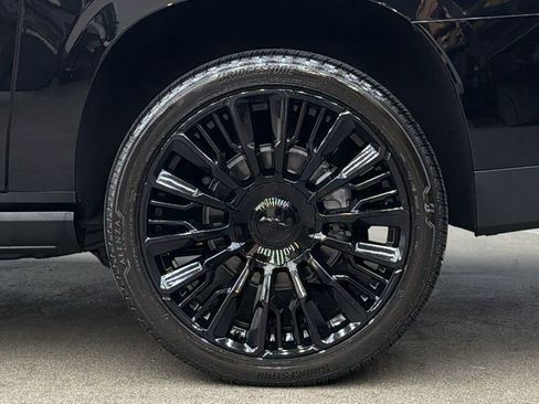 Used 2025 Chevrolet Suburban High Country AWD/4WD image 12