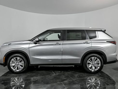 New 2026 Mitsubishi Outlander ES image 6