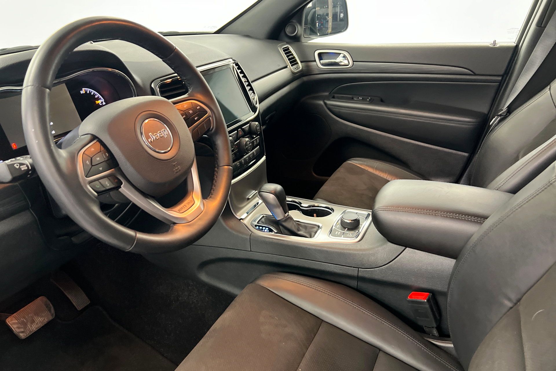 Certified 2022 Jeep Grand Cherokee Laredo X AWD/4WD image 15