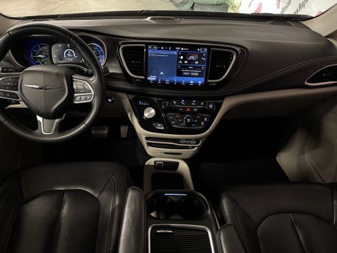 Used 2022 Chrysler Pacifica Touring-L w/ Uconnect Theater Family Group image 21