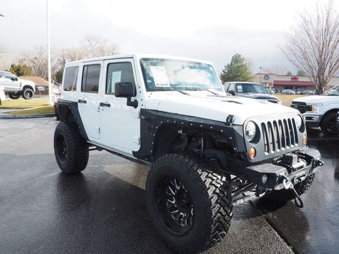 Used 2017 Jeep Wrangler Unlimited Sahara image 3