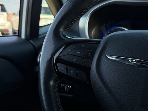 Used 2020 Chrysler Pacifica Touring w/ Advanced Safetytec Group image 9