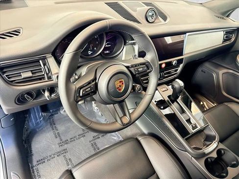 Certified 2026 Porsche Macan AWD/4WD image 4