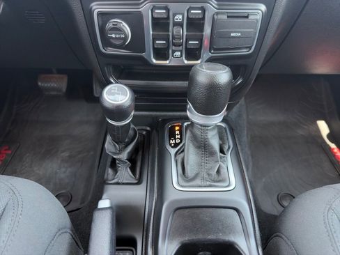 Used 2022 Jeep Wrangler Unlimited Sport AWD/4WD image 3
