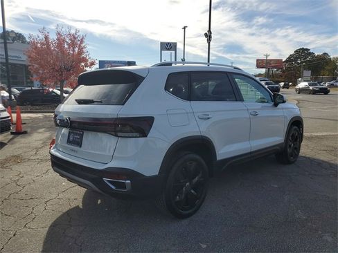 Certified 2025 Volkswagen Taos SE image 4