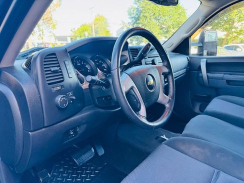 Used 2011 Chevrolet Silverado 2500 LT w/ Interior Plus Package AWD/4WD image 12