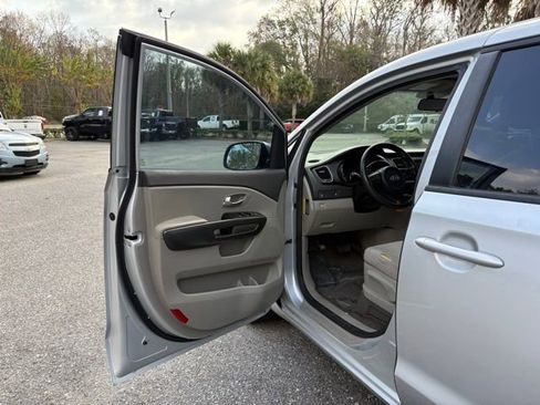 Used 2018 Kia Sedona L image 11