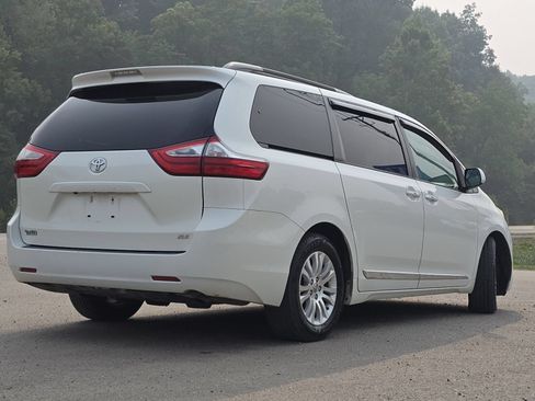 Used 2017 Toyota Sienna XLE FWD image 17