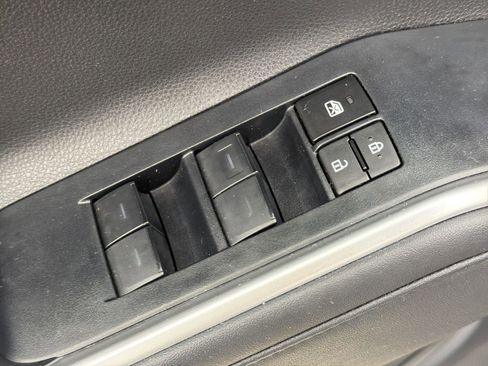 Used 2024 Toyota Highlander XLE FWD image 12
