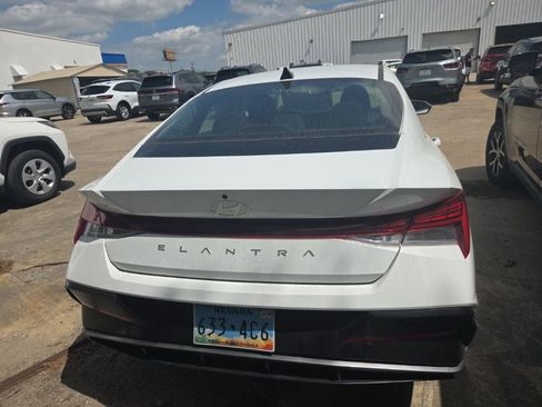 Used 2025 Hyundai Elantra SEL image 10