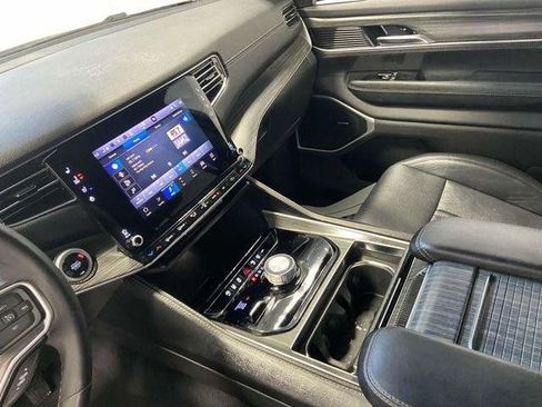 Used 2024 Jeep Wagoneer L Series II w/ Flexible Seating Group AWD/4WD image 16