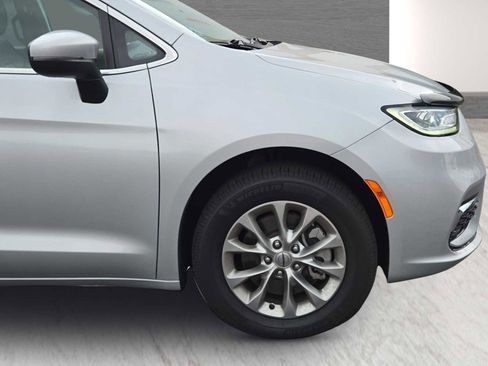 Used 2023 Chrysler Pacifica Touring-L image 60