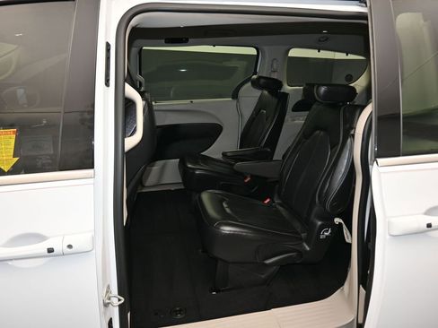 Used 2022 Chrysler Pacifica Touring-L image 30