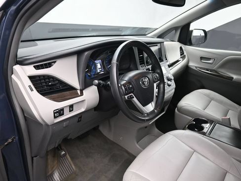 Used 2016 Toyota Sienna XLE FWD image 13