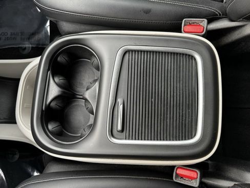 Used 2024 Chrysler Pacifica Touring-L image 19