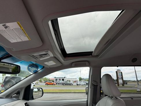 Used 2012 Toyota Sienna XLE FWD image 17