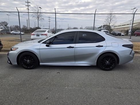Used 2022 Toyota Camry SE image 9