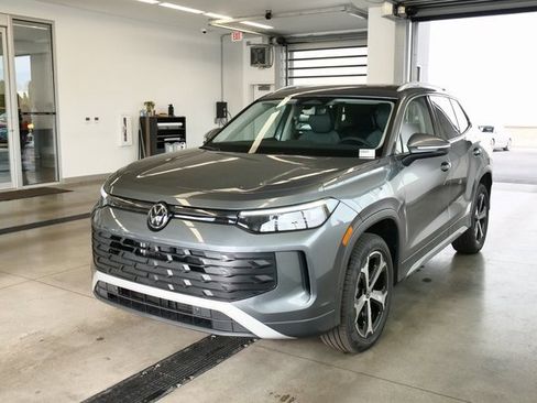 New 2026 Volkswagen Tiguan SE image 3