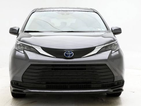 Used 2025 Toyota Sienna LE image 4