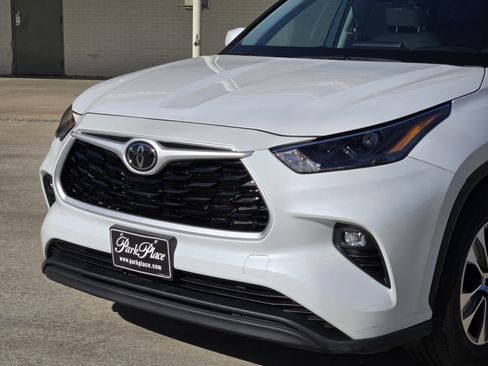 Used 2024 Toyota Highlander XLE image 13