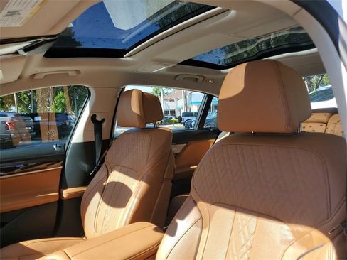 Used 2021 BMW 750i xDrive w/ Executive Package image 17