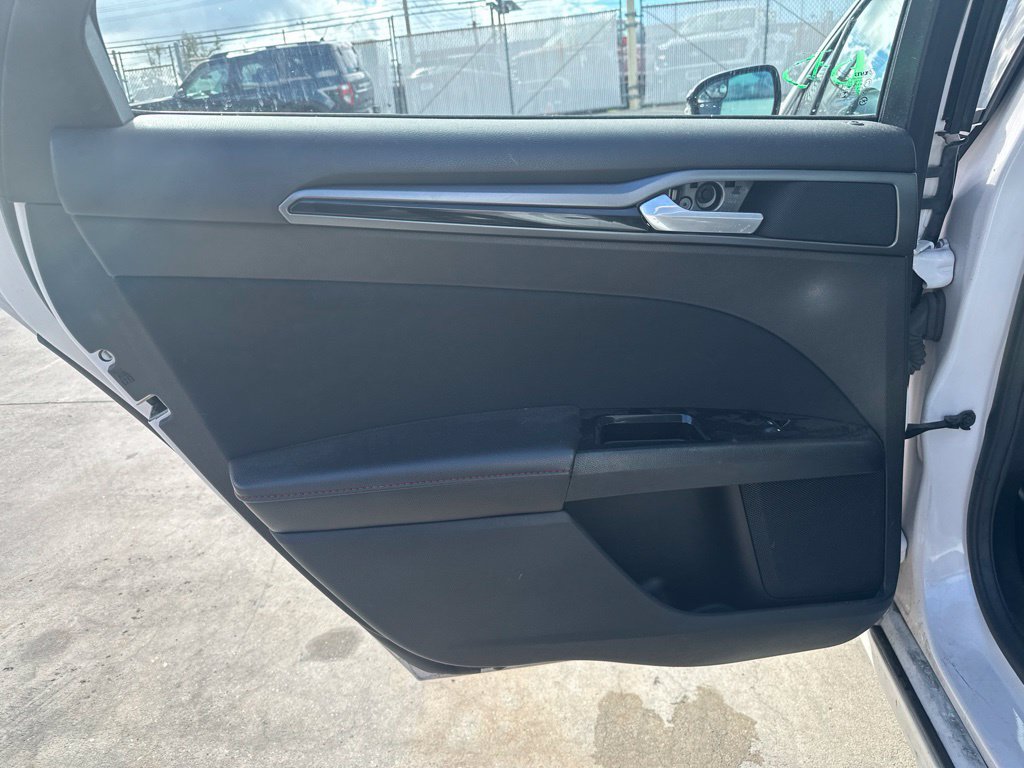 Used 2015 Ford Fusion SE w/ Equipment Group 201A FWD image 11