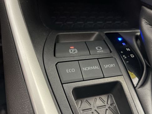 Used 2025 Toyota RAV4 XLE FWD image 33