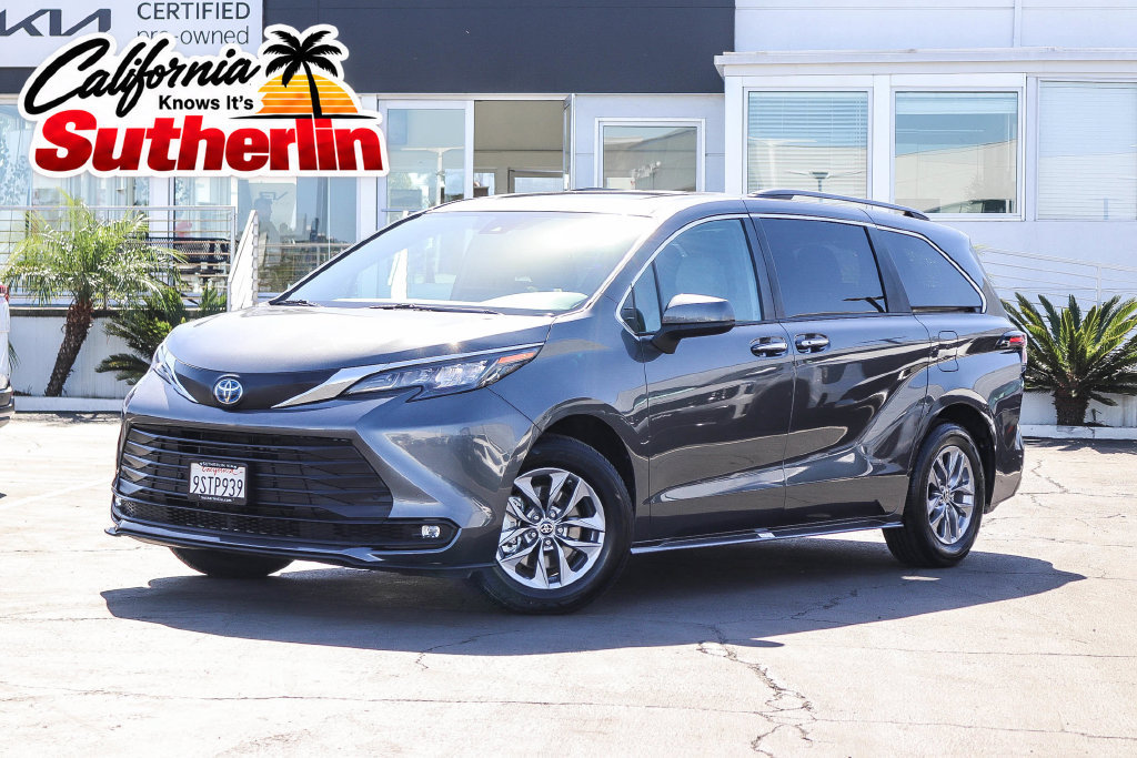 Used 2025 Toyota Sienna XLE FWD image 1