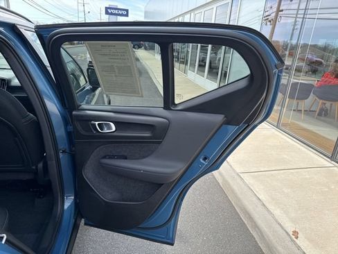 Certified 2025 Volvo XC40 B5 Plus AWD/4WD image 12