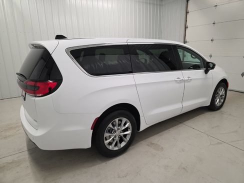 New 2026 Chrysler Pacifica Select AWD/4WD image 6