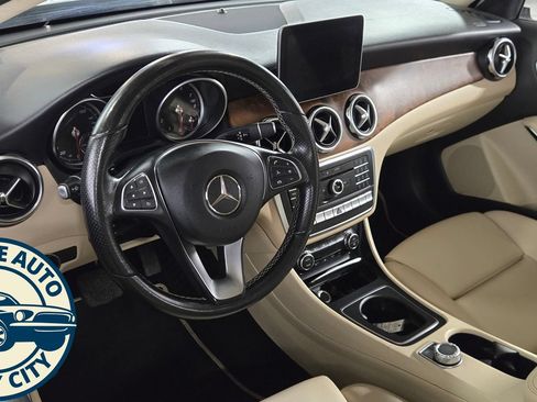 Used 2020 Mercedes-Benz GLA 250 4MATIC w/ Premium Package image 14