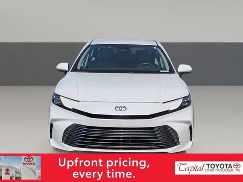 Used 2025 Toyota Camry XLE AWD/4WD image 3