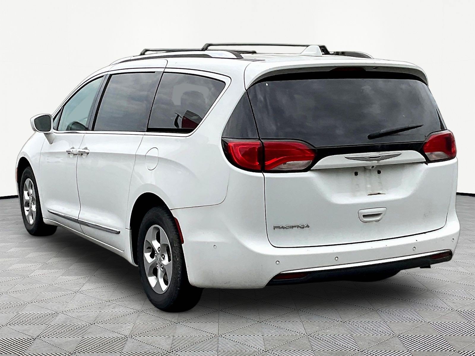 Used 2017 Chrysler Pacifica Touring-L Plus FWD image 4
