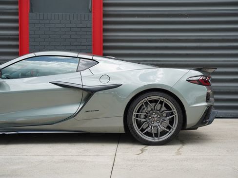 Used 2023 Chevrolet Corvette Z06 RWD image 13