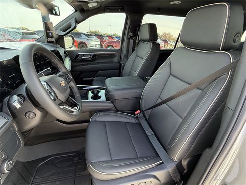 New 2026 Chevrolet Suburban Premier image 23
