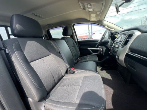 Used 2017 Nissan Titan SV image 12
