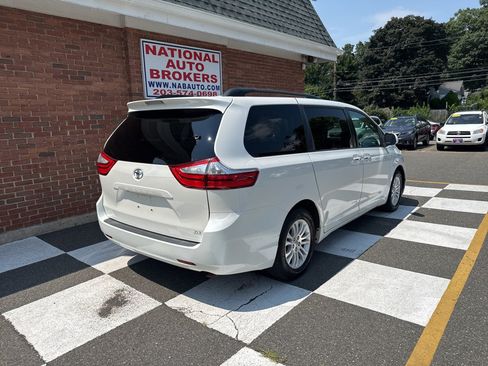Used 2016 Toyota Sienna XLE FWD image 3