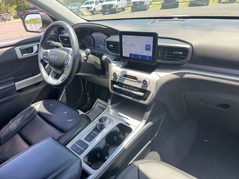 Certified 2023 Ford Explorer XLT w/ Equipment Group 202A RWD image 17