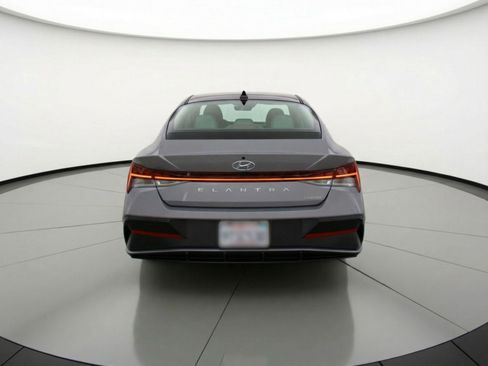 Used 2025 Hyundai Elantra Limited FWD image 7