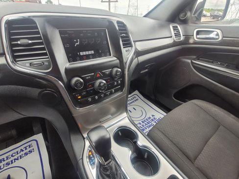Used 2018 Jeep Grand Cherokee Laredo AWD/4WD image 13
