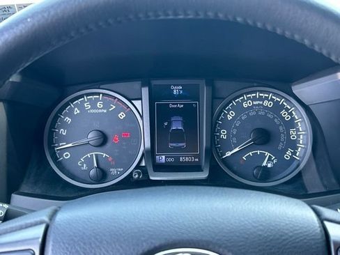 Used 2018 Toyota Tacoma TRD Sport AWD/4WD image 42