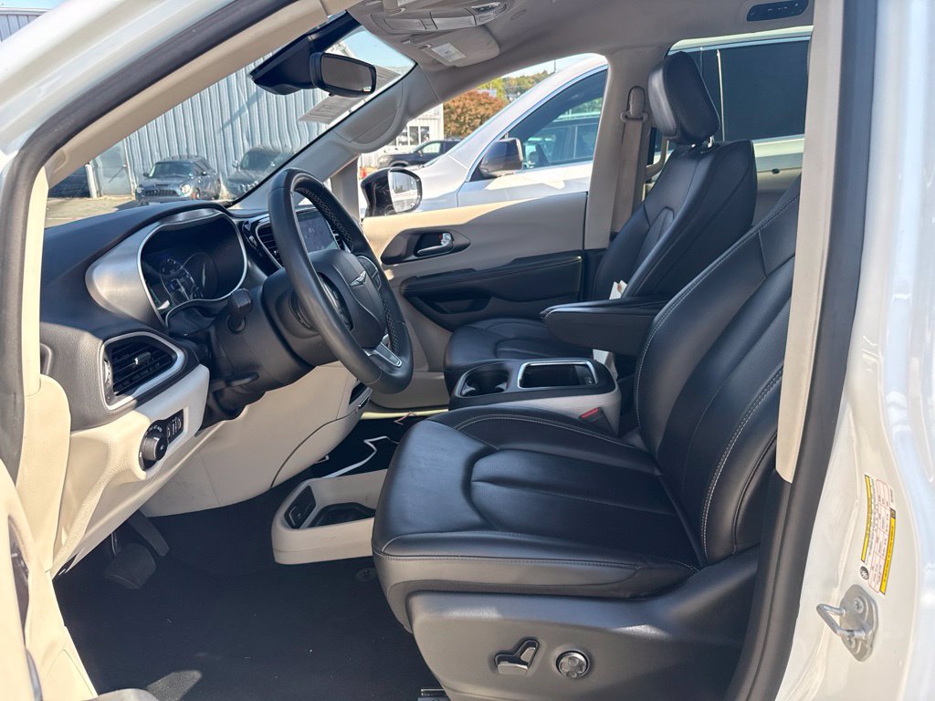 Used 2024 Chrysler Pacifica Touring-L FWD image 5