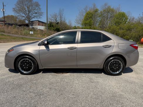 Used 2016 Toyota Corolla LE FWD image 2