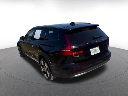 Used 2025 Volvo V60 B5 Cross Country Plus image 11